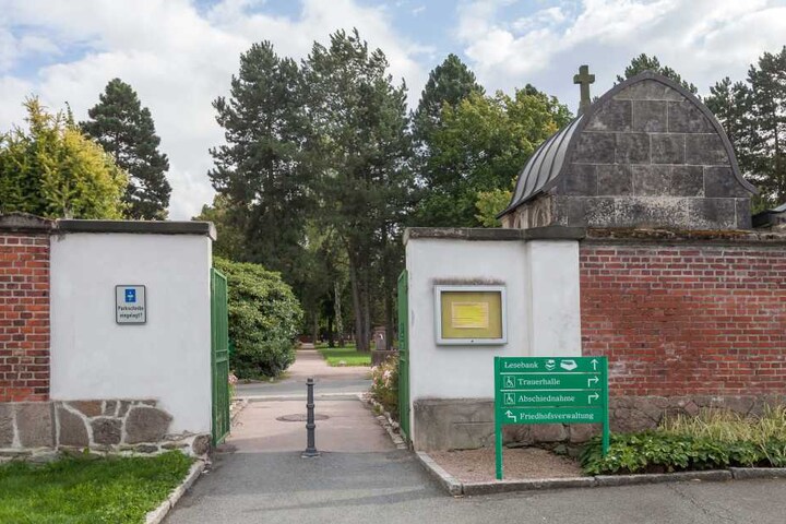 Der Eingang zum Zwickauer Friedhof.