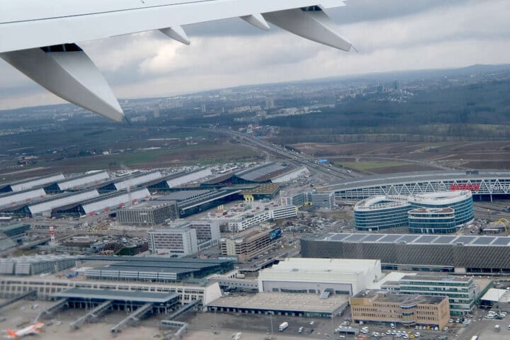 Der Stuttgarter Flughafen aus der Luft aufgenommen.