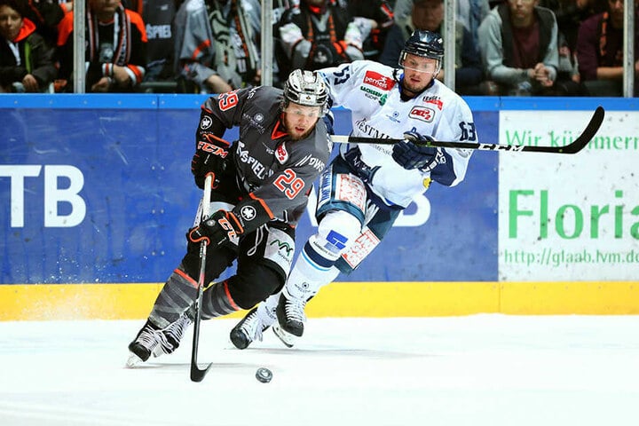 Eislöwen-Verteidiger Georgijs Pujacs (r.) versucht hier Brett Breitkreuz vom Puck zu trennen. Er musste aber später verletzt ins Krankenhaus.