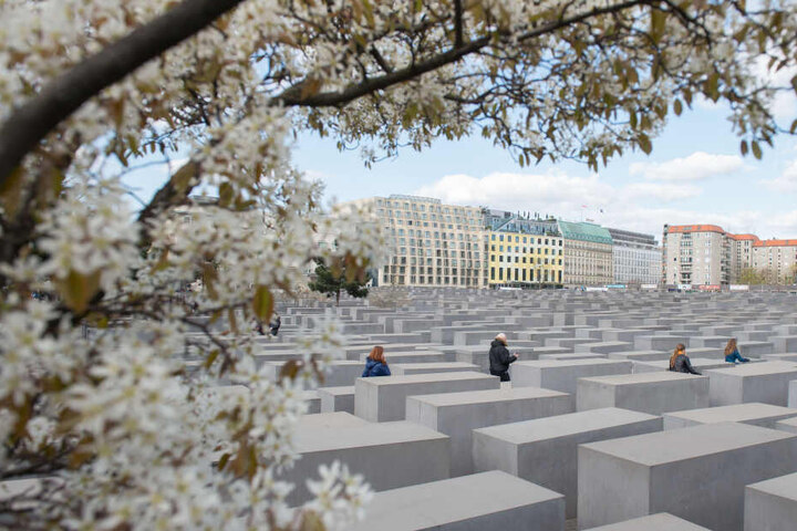 Das Holocaust-Mahnmal in Berlin erinnert an die 6 Millionen Juden die während des zweiten Weltkriegs ermordet wurden.