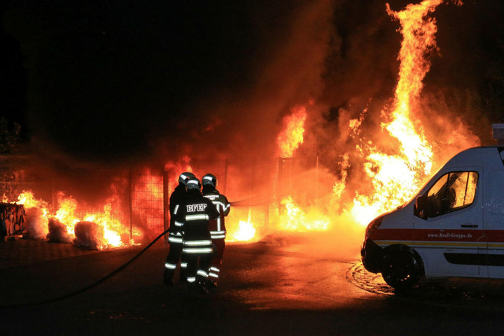 Die Flammen schlugen den Einsatzkräften zum Teil meterhoch entgegen.