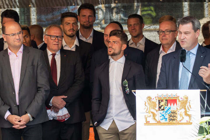 Markus Söder (r.) hielt zu Ehren des Aufsteigers aus Nürnberg eine Rede.