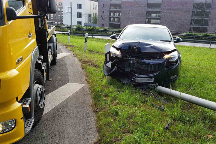 Die Front des Vauxhall wurde durch die Wucht des Aufpralls ordentlich eingedrückt.
