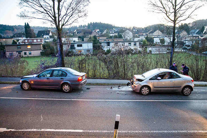 Der Mitsubishi fuhr auf den BMW auf und schob ihn auf ein drittes Auto.