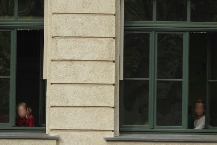 Verängstigte Schüler blicken aus dem Fenster in ihren Klassenzimmern.