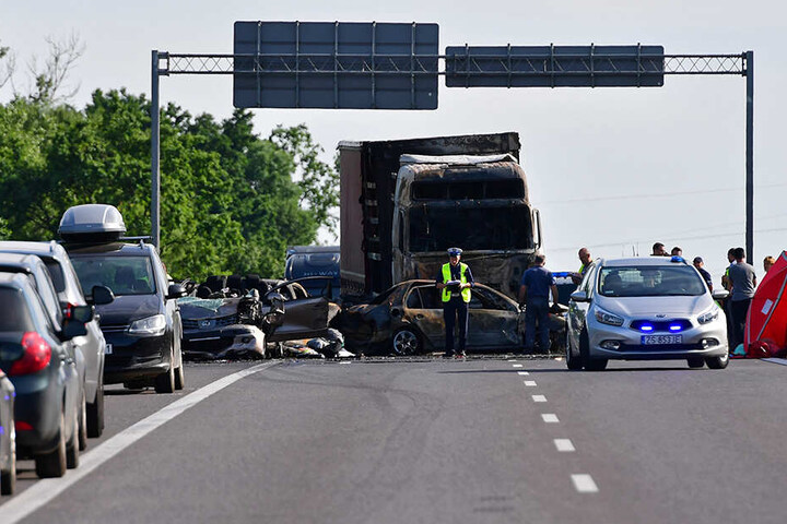 Nach Angaben von Polizei und Feuerwehr war ein Lastwagen nahe der Stadt Stettin am Sonntagnachmittag in ein Stauende aufgefahren. Mehrere Autos gerieten daraufhin in Brand.