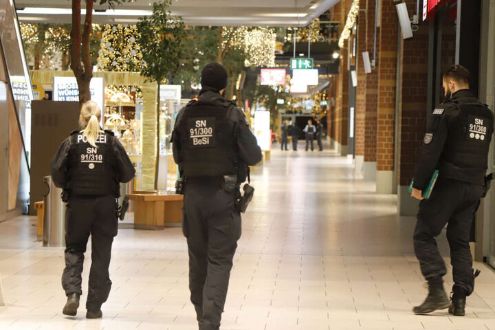 Die Polizei fand in dem Einkaufszentrum nichts Verdächtiges.