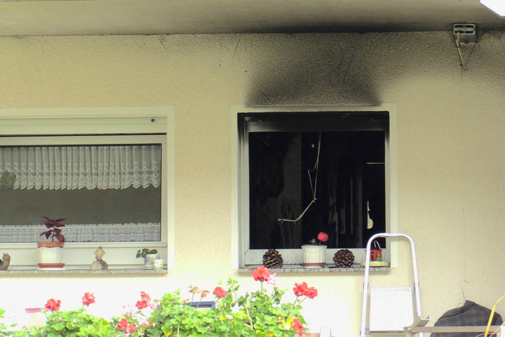 Noch ist nicht geklärt, warum das Feuer im Bad des Mehrfamilienhauses ausgebrochen ist.