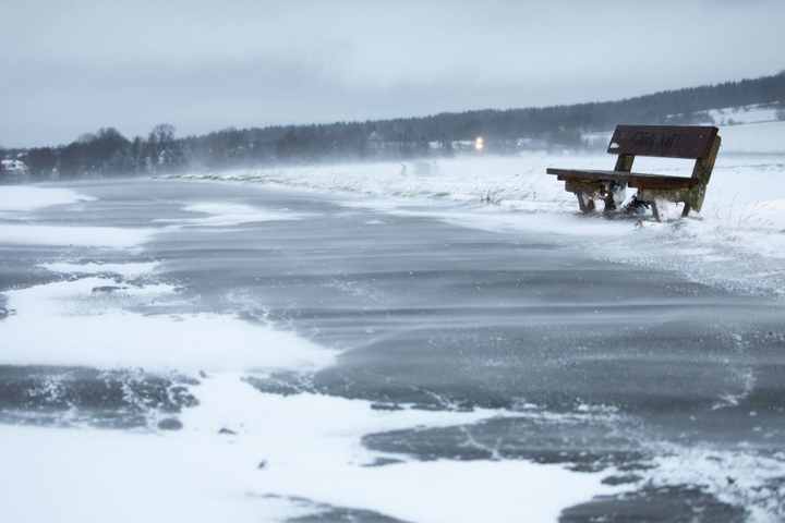 Am Dienstagmorgen gibt es noch immer Probleme durch Glätte und Schneeverwehungen wie hier in Annaberg.