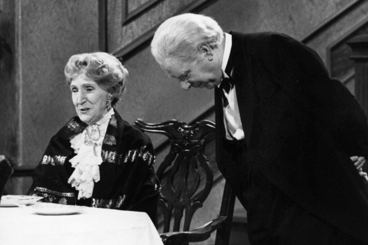 Freddie Frinton als Diener James und May Warden als alleinspeisende alte Dame Miss Sophie.