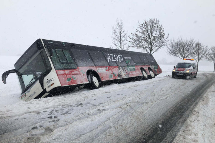 Der Bus landete im Straßengraben.