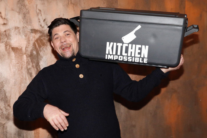In der Box von Kitchen Impossible finden Mälzer und sein Kontrahent die Speisen zum Nachkochen.