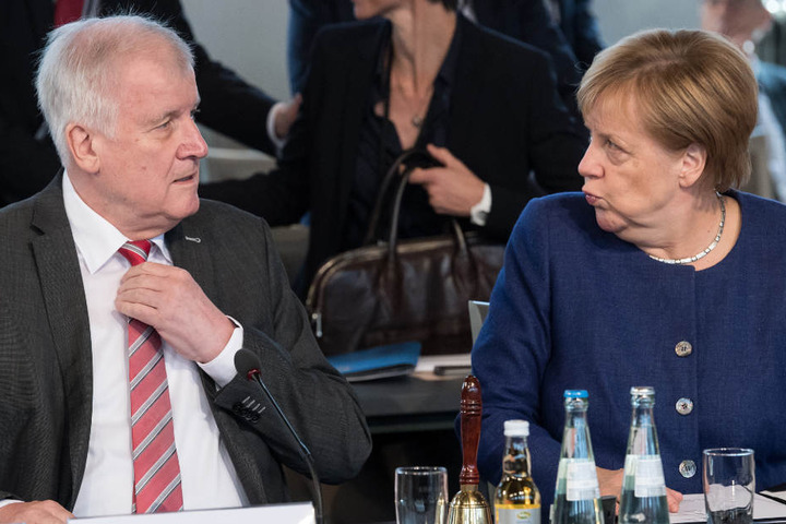 Horst Seehofer (l.) lieferte sich mit Bundeskanzlerin Angela Merkel (r.) heftige Auseinandersetzungen.
