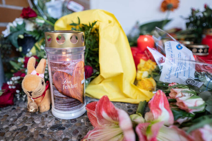 Vor dem Eingang der Einrichtung wurden zahlreiche Blumen und Kerzen abgestellt.