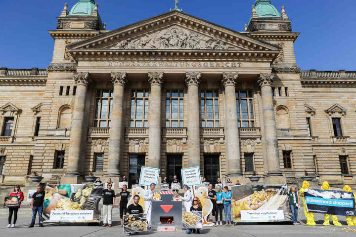 Vor dem Gericht hatten sich erneut Demonstranten eingefunden.