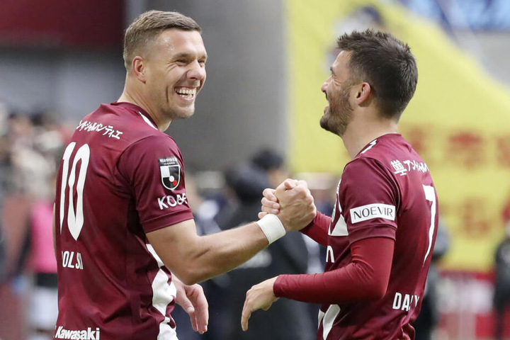 Lukas Podolski (l) von Vissel Kobe jubelt mit Teamkollege David Villa nach dessen Elfmetertor.