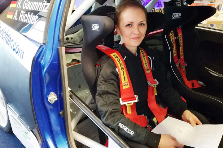 Alle Streckeninfos auf dem Schoß, wartet Alexandra Richter auf
den Start zur Rallye.
