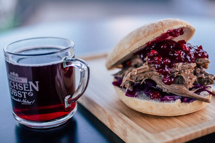 Bei Glühwein und Pulled Goose Burger kommt so allmählich Weihnachtsstimmung auf.