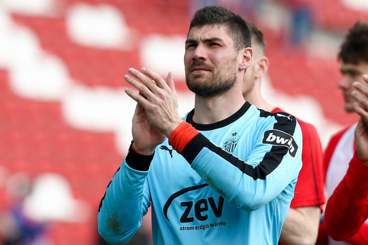 Johannes Brinkies hat eine enorme Präsenz auf dem Platz und dirigiert die Mannschaft lautstark.