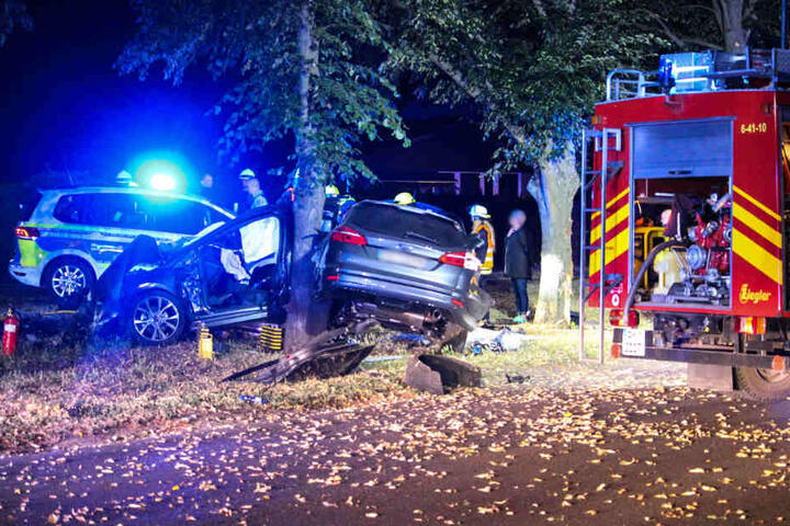 Geschockt befreiten sie den Mann aus dem Wagen, für die unter dem Wagen begrabenen Teenager kam jede Hilfe zu spät.