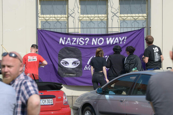 Eine Gegendemonstration mit etwa 20 Teilnehmern fand zeitgleich statt.