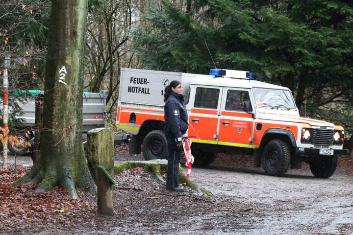 Ein Einsatzfahrzeug der Feuerwehr Düsseldorf steht bei einer Übung im Wald.