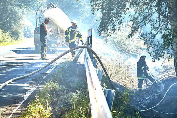 Wegen des Feuerwehreinsatzes musste die Staatsstraße mehrere Stunden gesperrt werden.