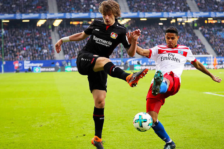 Er soll der dritte Leverkusener auf Barcas Bundesliga-Wunschzettel sein: Der kroatische WM-Zweite Tin Jedvaj (l.).