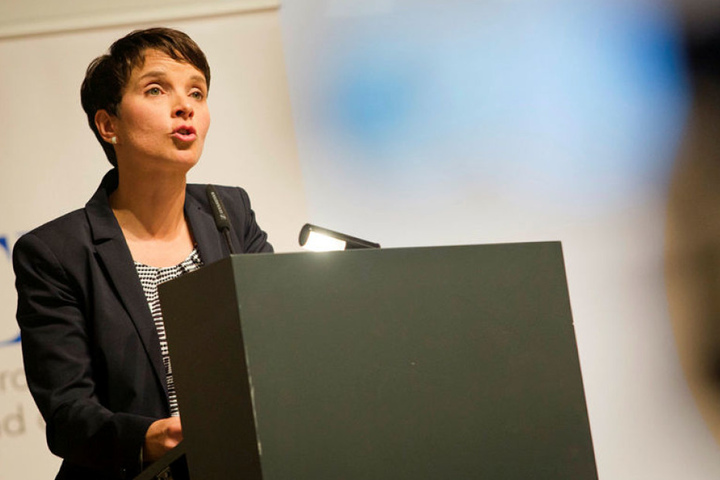 Deutschland sei auf dem Weg zu einer zweiten DDR, befürchtet AfD-Chefin Frauke Petry.