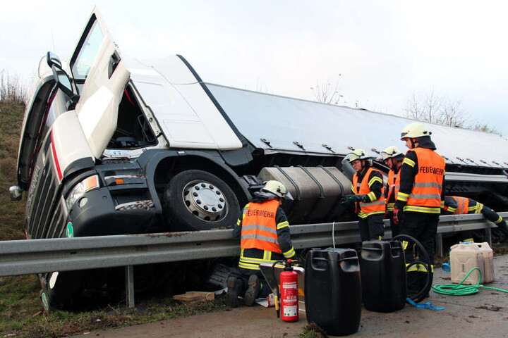 Die Feuerwehr holte den Diesel aus dem aufgerissenen Tank.
