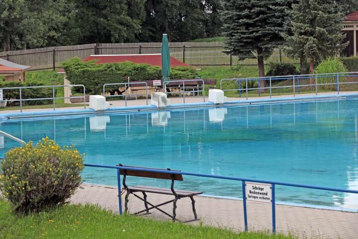Das Freibad in Crossen wird seit 2004 von einem Verein betrieben. Der
jährliche Zuschuss der Stadt soll auch 2017 wieder 15.000 Euro betragen.