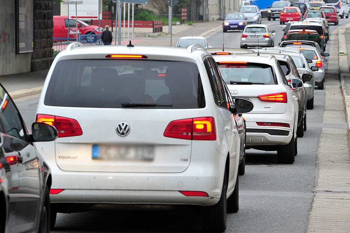 Bis Siegmar stauten sich am Montag auf der Zwickauer Straße die Autos. Der Verkehr wurde von der Neefestraße umgeleitet.