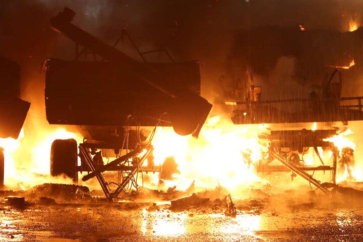 Offenbar wurde auch Technik des Agrarhofes durch das Feuer beschädigt.