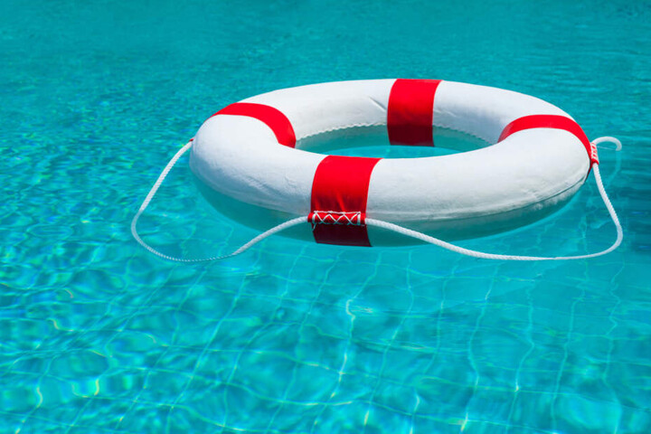 Der Junge soll beim Baden einen Schwimmring dabei gehabt haben, den er beim Zurückschwimmen aus der Mitte des Teichs jedoch nach ersten Erkenntnissen nicht benutzte. (Symbolbild)