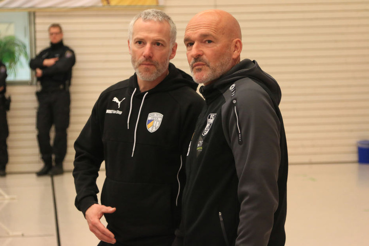 Während sich Stefan Emmerling (re.) und der RWE schon im Viertelfinale geschlagen geben musste, gewann Jenas Cheftrainer Mark Zimmermann mit seiner Mannschaft das Turnier.