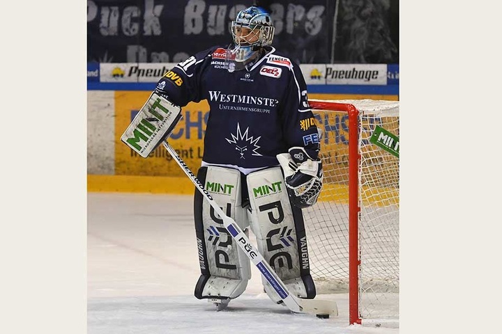 Bitter! Eislöwen-Goalie Marco Eisenhut musste binnen drei Minuten dreimal die Scheibe aus dem Kasten holen.