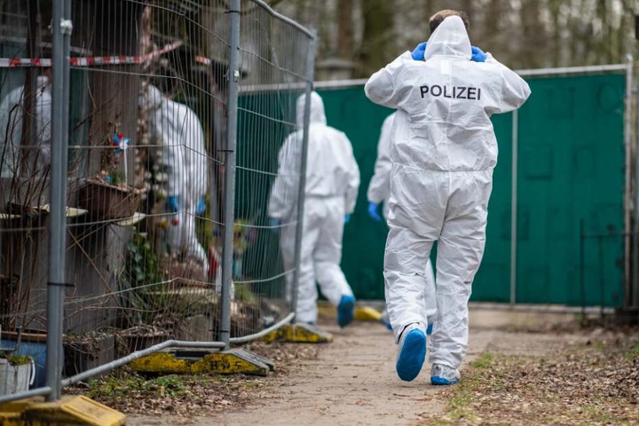 Die Spurensicherung untersuchte die Parzelle des mutmaßlichen Kinderschänders.