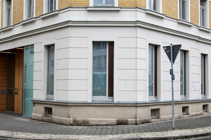Die zerstörten Scheiben in dem Gebäude in der Raschwitzer Straße sollten im Laufe des Tages ausgetauscht werden.
