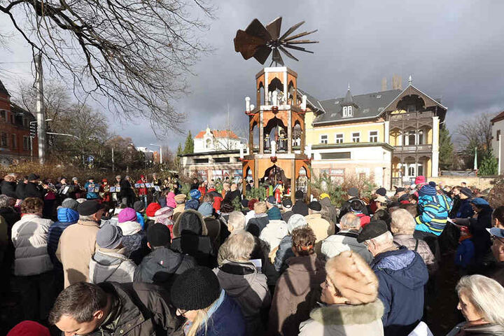 Am Sonntag wurde Dresdens kürzester Weihnachtsmarkt eröffnet.