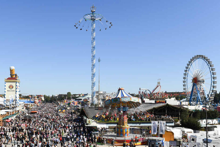 Das Fahrgeschäft "Bayern-Tower", ein Riesen-Kettenkarussell, wurde durch einen Defekt lahmgelegt.