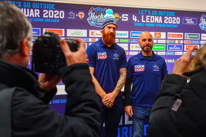 Eislöwen-Kapitän Thomas Pielmeier (hinten-links) und Coach Rico Rossi (rechts daneben) freuen sich auf die Atmosphäre im Rudolf-Harbig-Stadion.