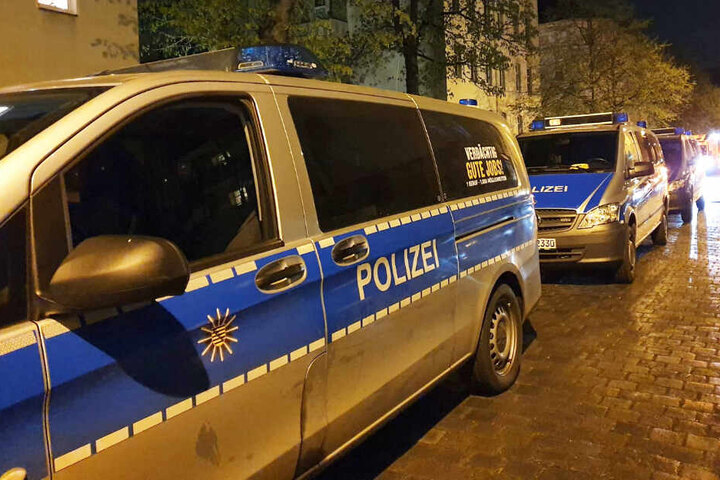 Die Beamten mussten zwei Streithähne voneinander trennen.