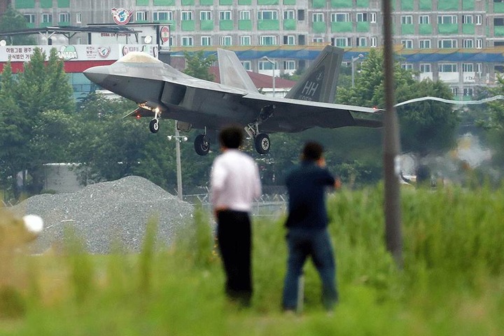 Ein US-Militärflugzeug vom Typ F-22 Raptor landet im Rahmen des gemeinsamen Großmanövers der südkoreanischen und amerikanischen Luftwaffe namens "Max Thunder".