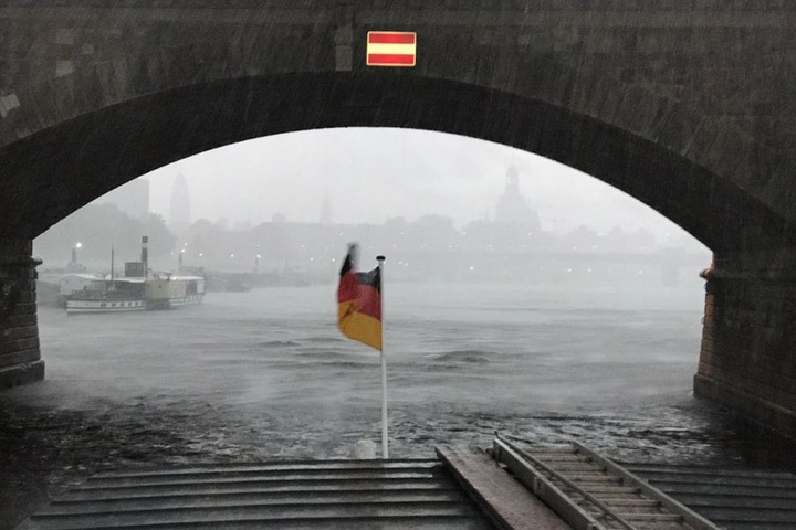 In der Landeshauptstadt regnete es plötzlich Bindfäden.