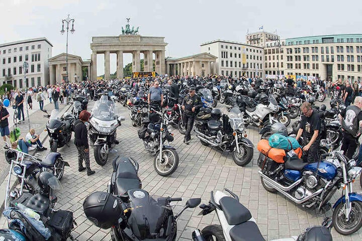 Zu einer Abschlusskundgebung trafen sich die nach Angaben des Veranstalters 1000 Teilnehmer vor dem Brandenburger Tor.