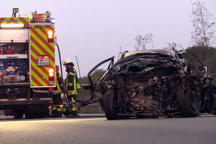 Nach dem Crash blieb nur ein Autowrack zurück.