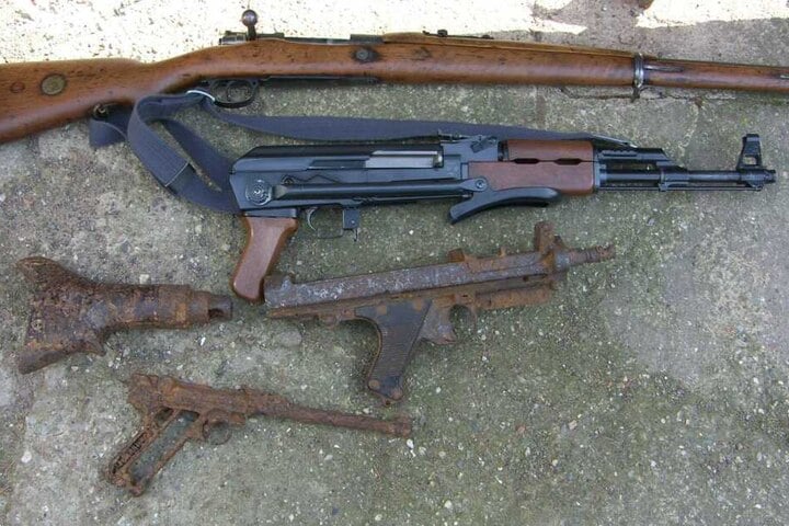 Etwa zehn Langwaffen und Pistolen sollen auf dem Grundstück gefunden worden sein.