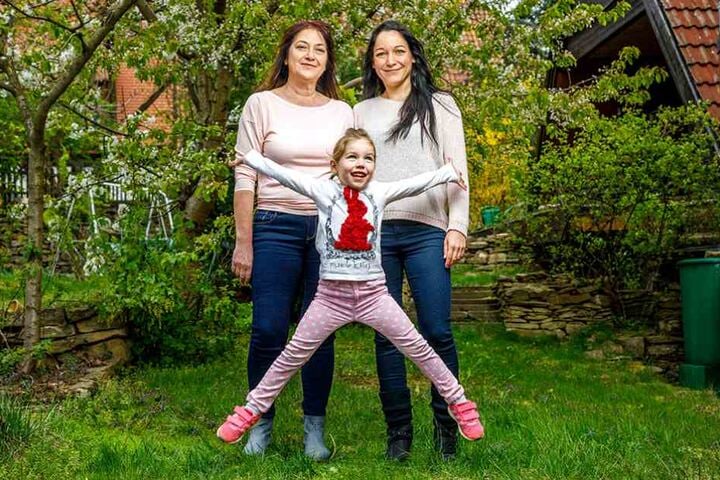 Anna (4) mit Mama Nicole Thomschke (re., 33) und Oma Ilona (53).
