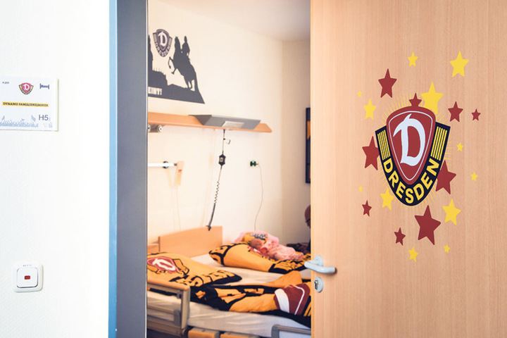 Das Wappen an der Tür weist den Weg ins Dynamo-Familienzimmer.