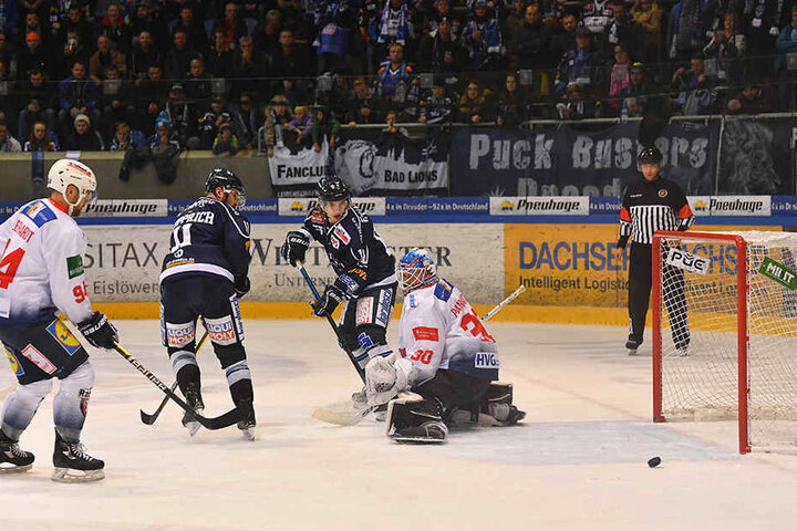 Steven Rupprich (2.v.l.), der hier verfolgt, wie Teamkollege Timo Walther mit einer weiteren Möglichkeit an Heilbronns Goalie Mirko Pantkowski scheitert, ist zuversichtlich, dass die Dresdner Eislöwen in Ravensburg die richtige Reaktion auf die 2:6-Klatsc